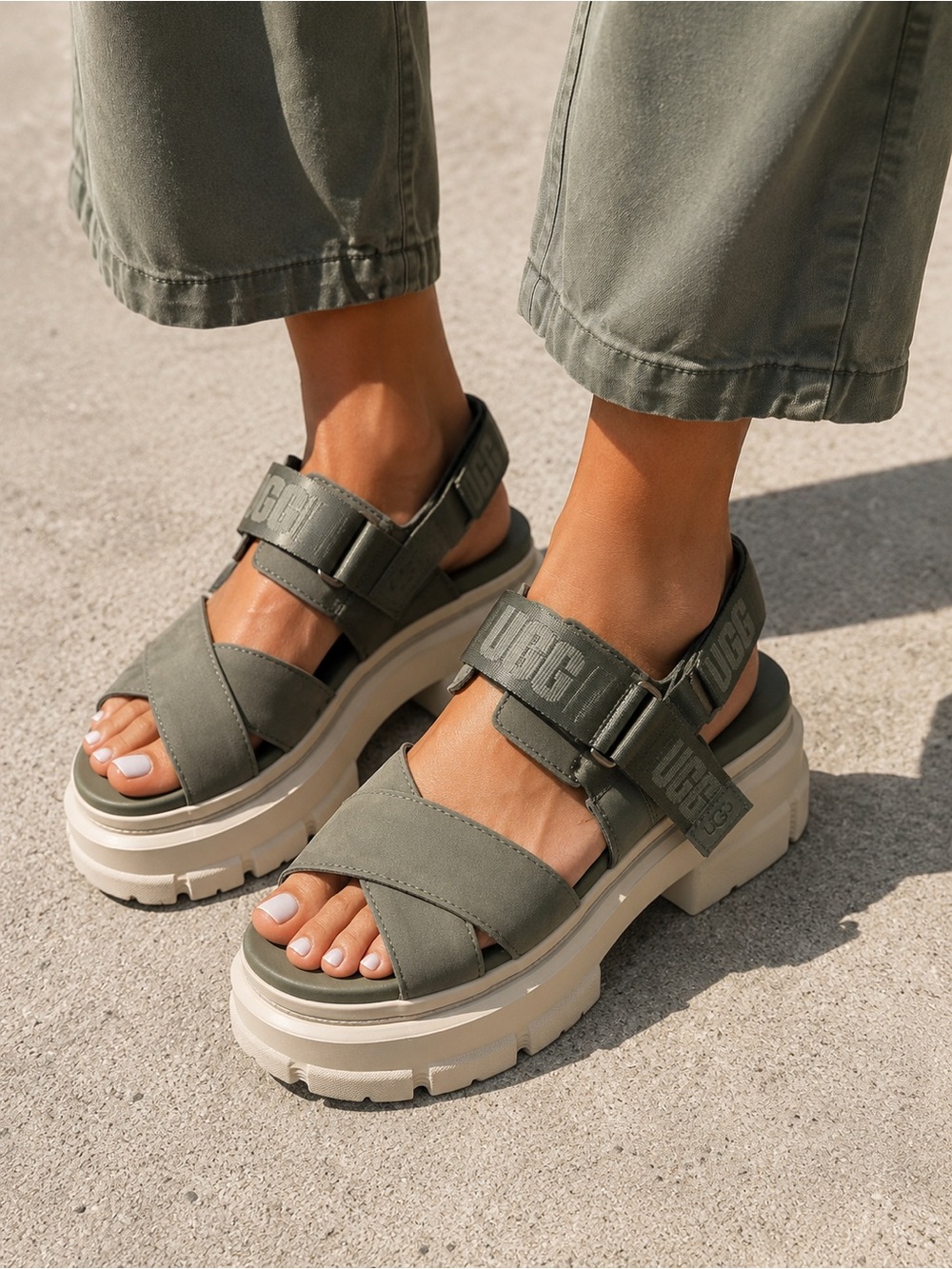 UGG Ashton women’s sandals in Moss Green. NIB - Picture 3 of 12